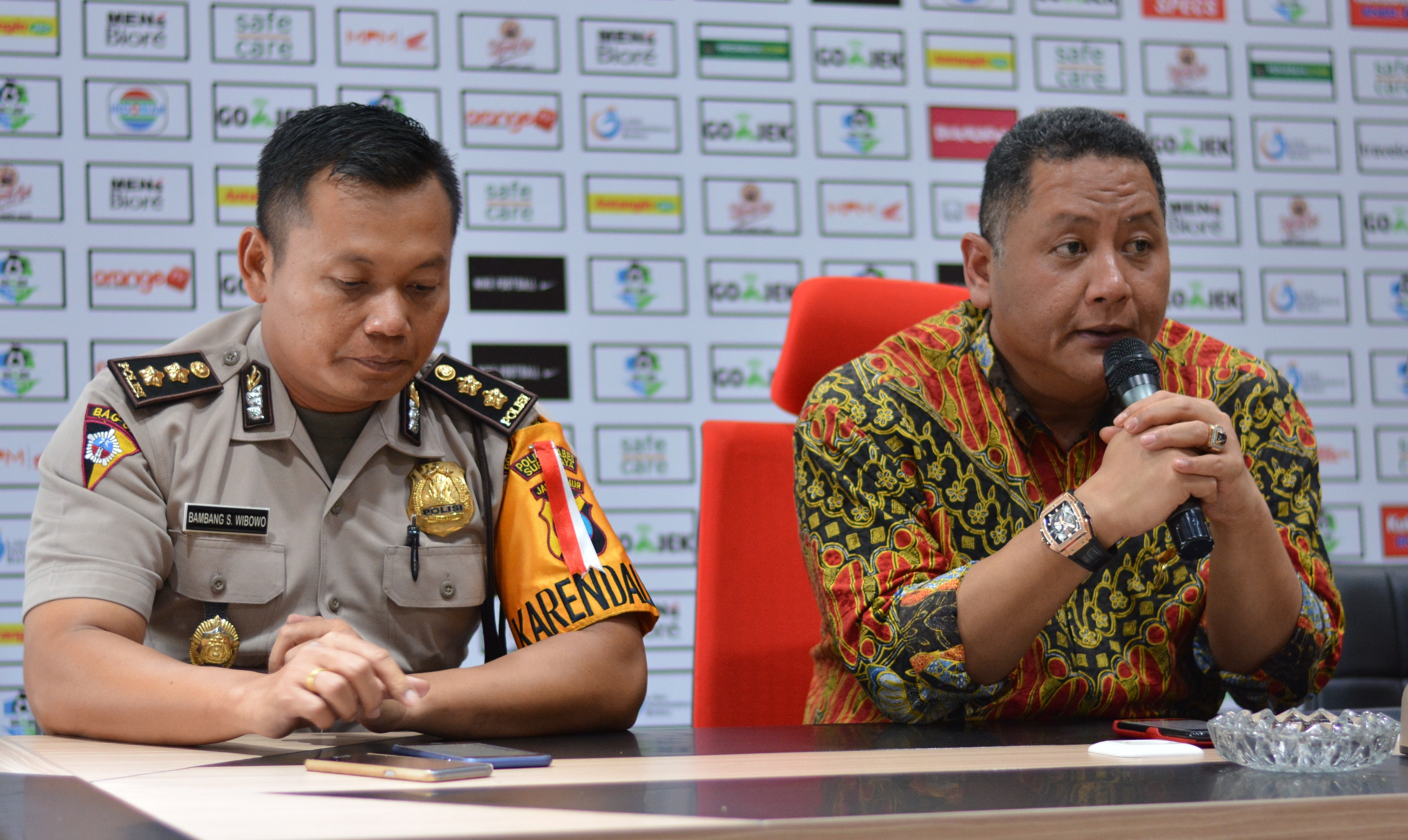 Panitia pelaksana pertandingan Persebaya, Wisnu Sakti Buana (kanan)  saat memaparkan persiapan pertandingan Persebaya, di rumah dinas Wakil Wali Kota Surabaya, Jumat 6 April 2018. (foto: hrs/ngopibareng)