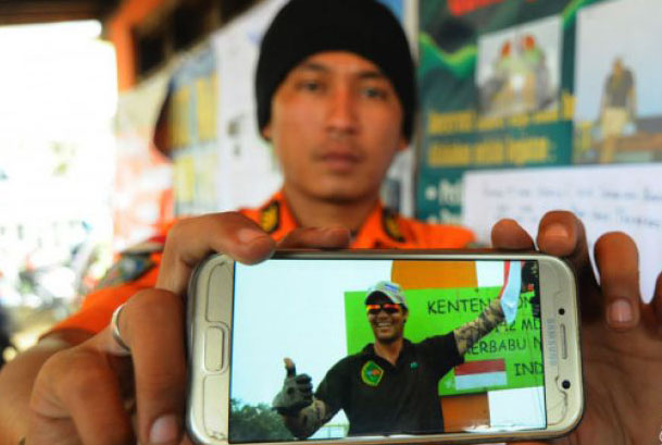 Petugas SAR menunjukan foto pendaki Andrey Voytech, warga negara Selandia Baru, yang hilang di gunung Merbabu di Pos Thekelan, Desa Batur, Getasan, Kabupaten Semarang, Jawa Tengah, Rabu, 4 April 2018. Memasuki hari keempat, operasi pencarian dengan menerjunkan Tim SAR gabungan terus dilakukan melalui jalur pendakian Thekelan dan Cuntel. (Foto; Antara)