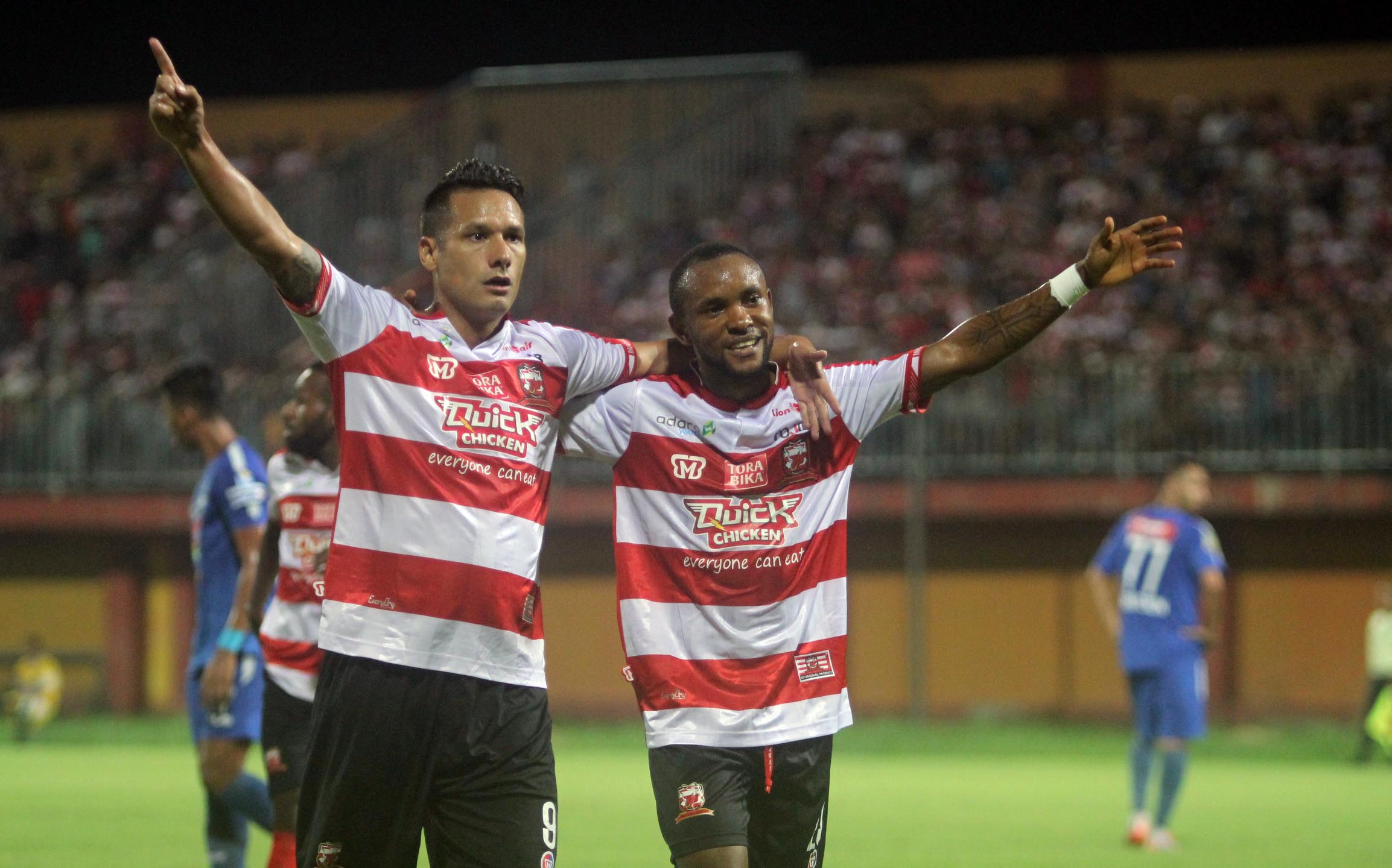 Pemain Madura United, Zah Rahan menyumbang satu gol ke gawang Sriwijaya FC. foto;tom/ngopibareng.id