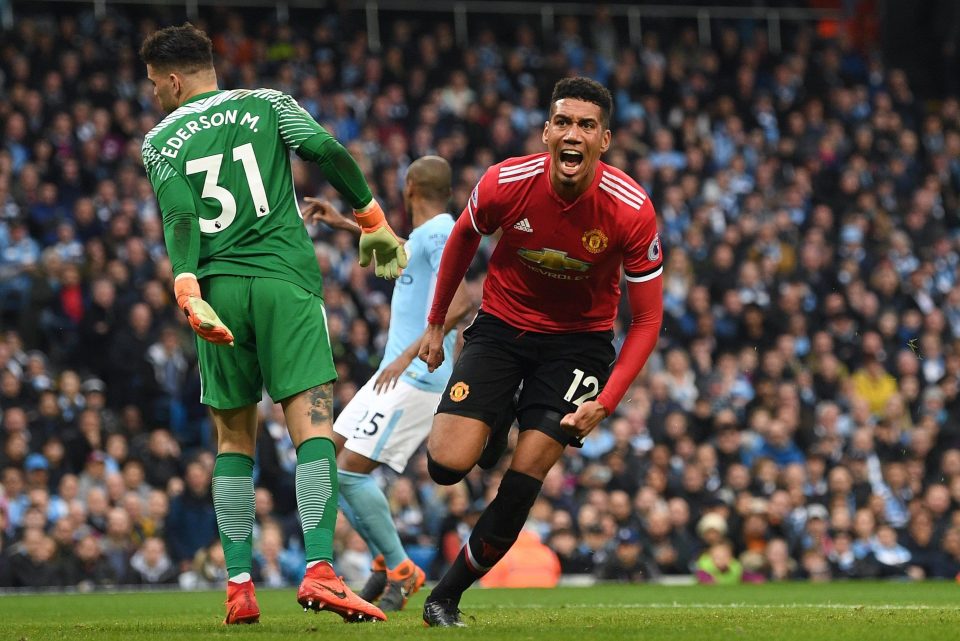 Chris Smalling mencetak gol penentu kemenangan MU atas Man City, dini hari tadi. foto:afp