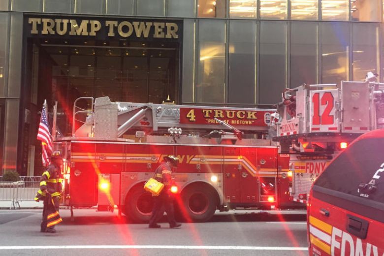 Petugas pemadam kebakaran di kebakaran Trump Tower, 7 April 2018 (Foto: AFP)