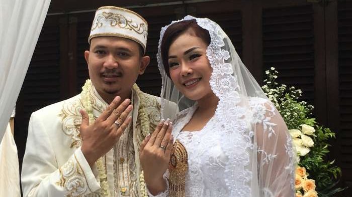 Chef Aiko bersama sang suami menunjukkan cincin pernikahan mereka.