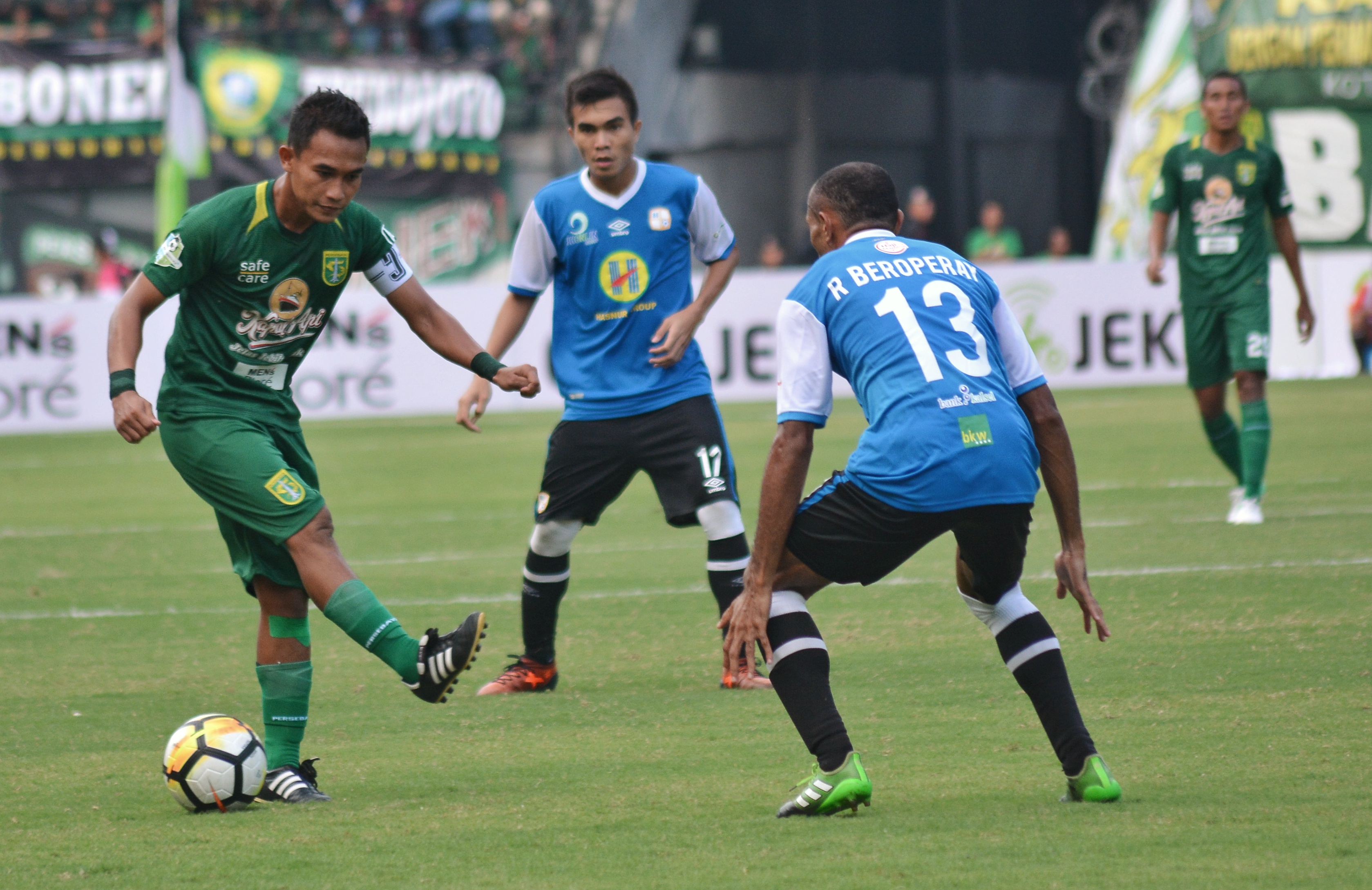 Persebaya saat menghadapi Barito Putera dan berakhir kalah 1-2 di Stadion Gelora Bung Tomo, Minggu 8 April 2018. (foto: hrs/ngopibareng)