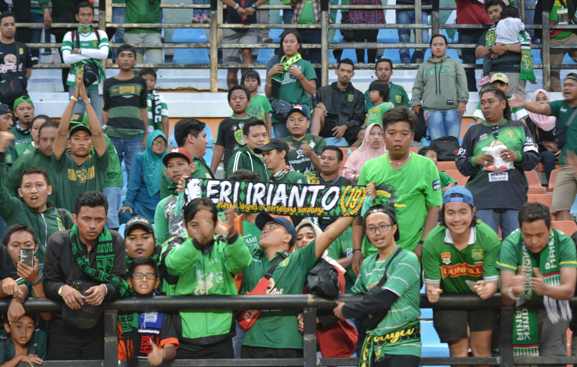 Bonek Mania yang memprotes kekalahan Persebaya lawan Barito Putera, Minggu 8 April 2018. (foto: hrs/ngopibareng)