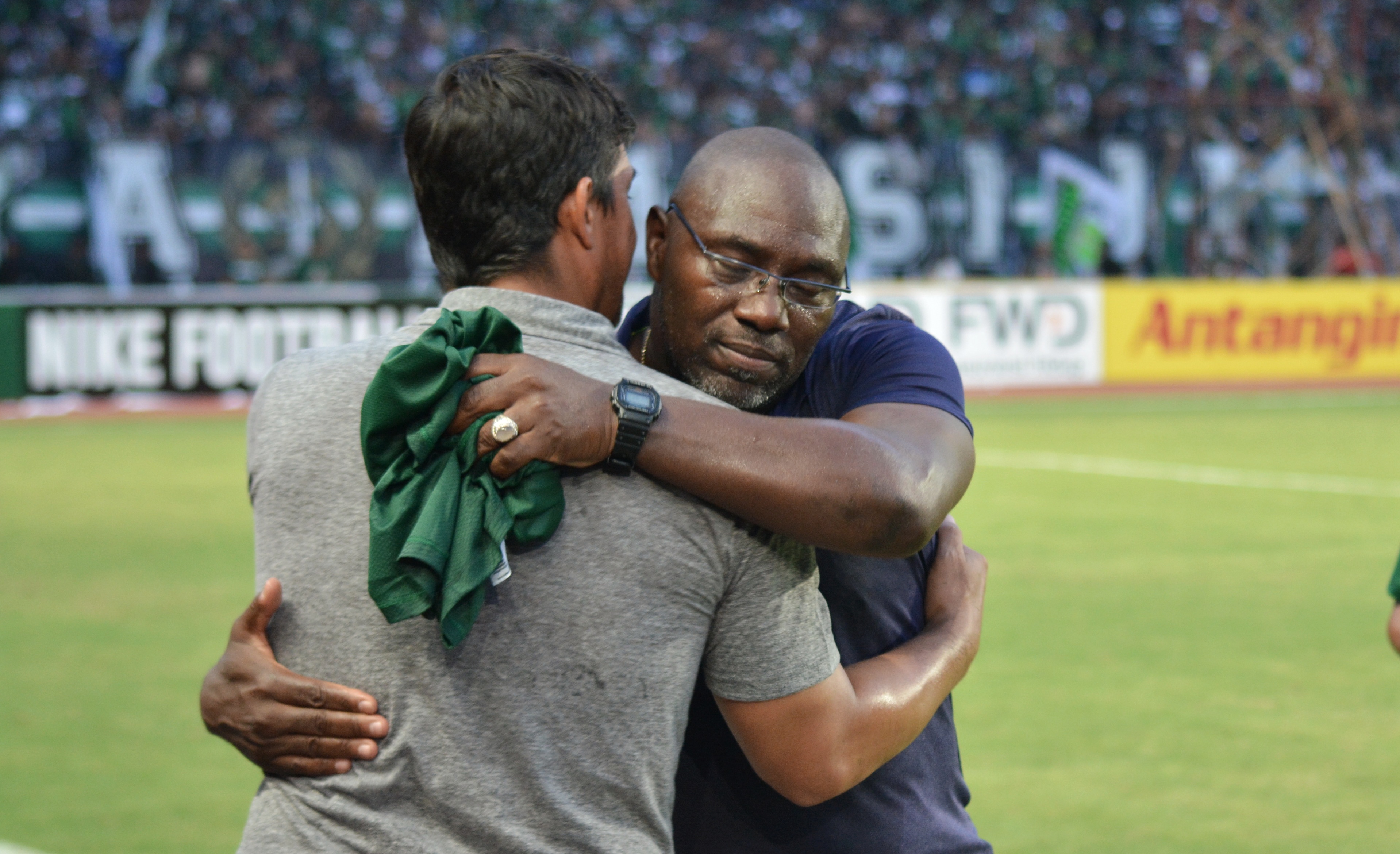 Pelatih Barito Putera, Jacksen F Tiago saat memeluk pelatih Persebaya Alfredo Vera usai pertandingan, Minggu 8 April 2018. (foto: hrs/ngopibareng)