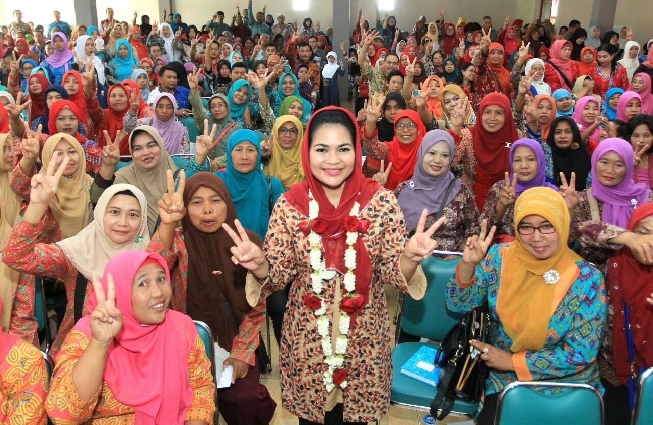 Puti bertemu ibu-ibu penggiat koperasi dan eks-Tenaga Kerja Indonesia (TKI) yang pernah bekerja di luar negeri, mereka bertemu di Kanigoro, Kabupaten Blitar,  Minggu, 8 April 2018. (Foto: Istimewa)