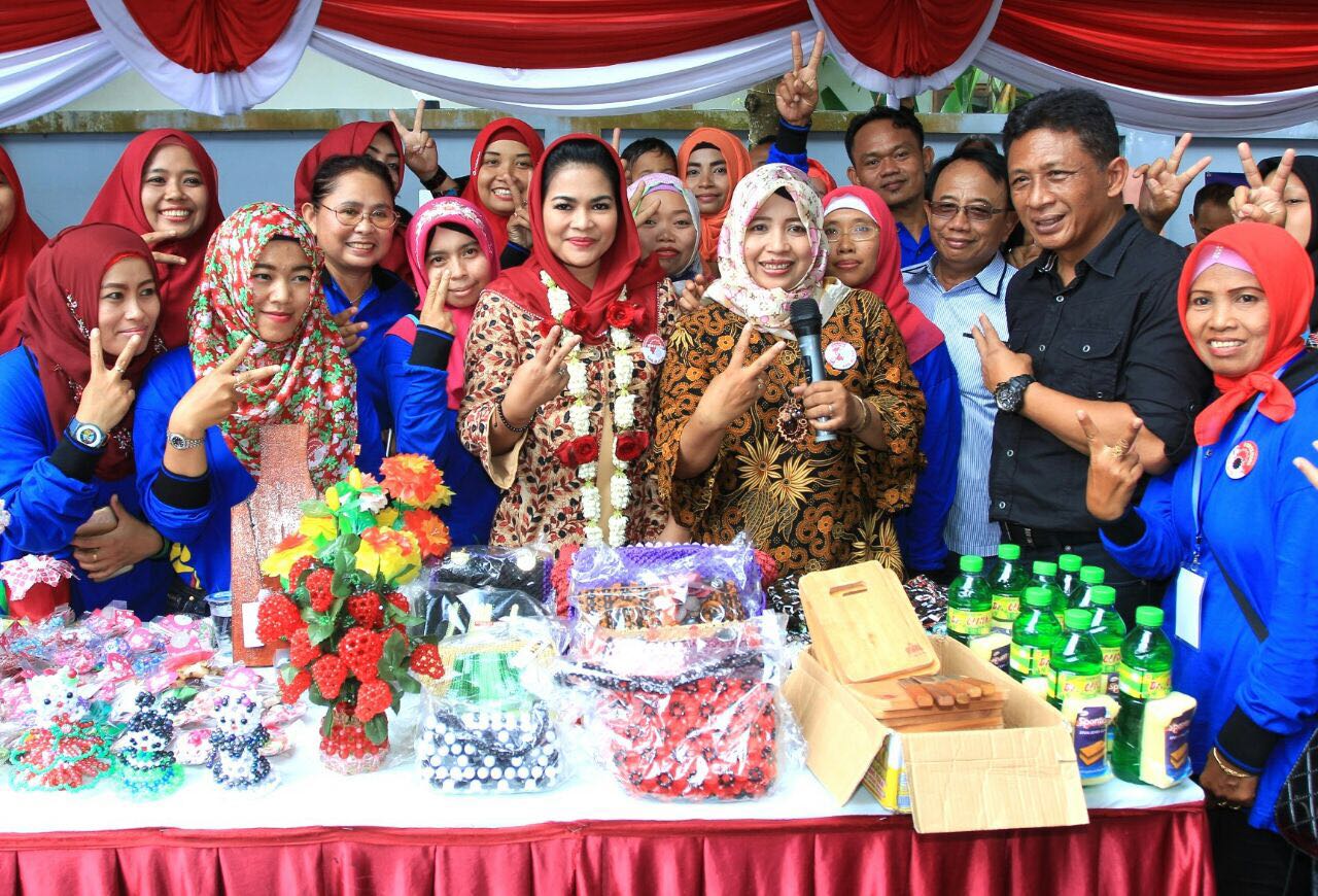 Puti bertemu ibu-ibu penggiat koperasi dan eks-Tenaga Kerja Indonesia (TKI) yang pernah bekerja di luar negeri, Minggu, 8 April 2018. (Foto: Istimewa)