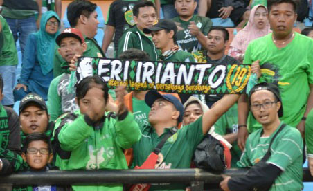 Suasana bonek di tribun GBT. foto:hrs/ngopibareng.id