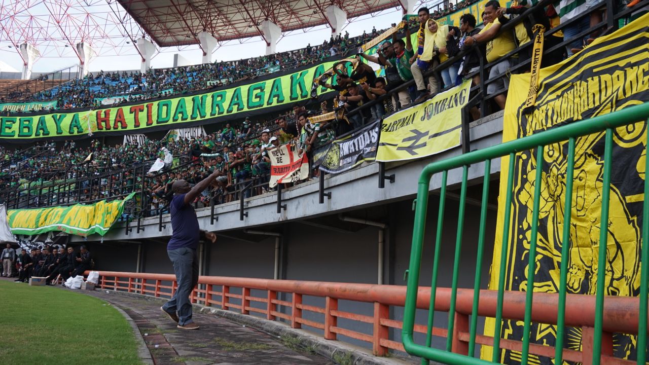 Pelatih Barito Putera, Jacksen F Tiago saat menyapa Bonek (pendukung Persebaya), Minggu 8 April 2018. (foto: hrs/ngopibareng)