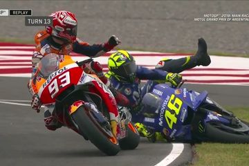 Rossi terpelanting setelah ditabrak Marquez di MotoGP Argentina, tadi malam. 