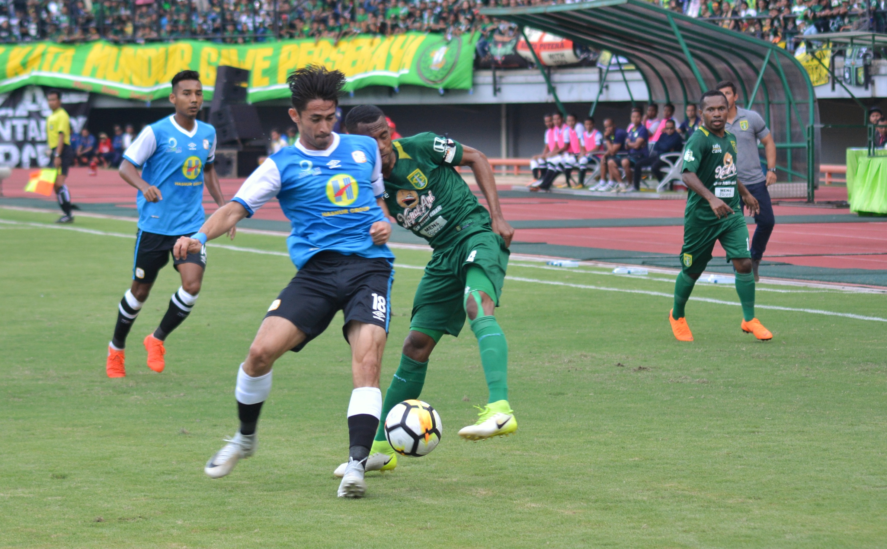 Pemain Barito Putera Gavin Kwan saat berduel dengan pemain Persebaya Ruben Sanadi, Minggu 8 April 2018. (foto: hrs/ngopibareng)