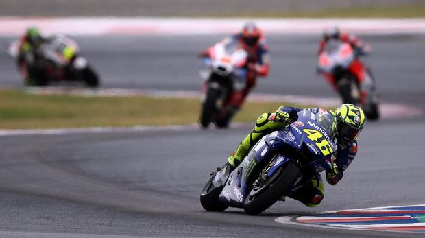 Valentino Rossi ada di posisi ke enam saat Marc Marquez datang dan coba menyusulnya hingga akhirnya membuat 'The Doctor terjatuh. (Foto: REUTERS)