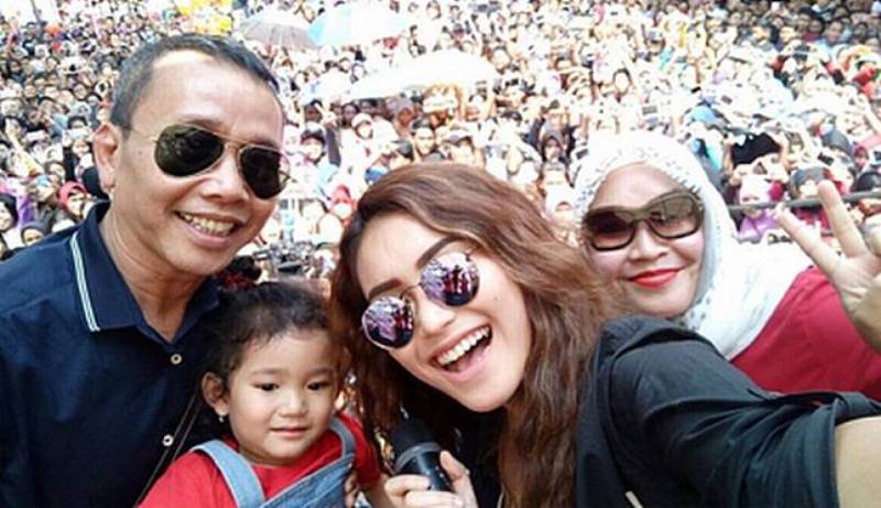 Ayu Ting Ting bersama anak dan kedua orangtuanya. 