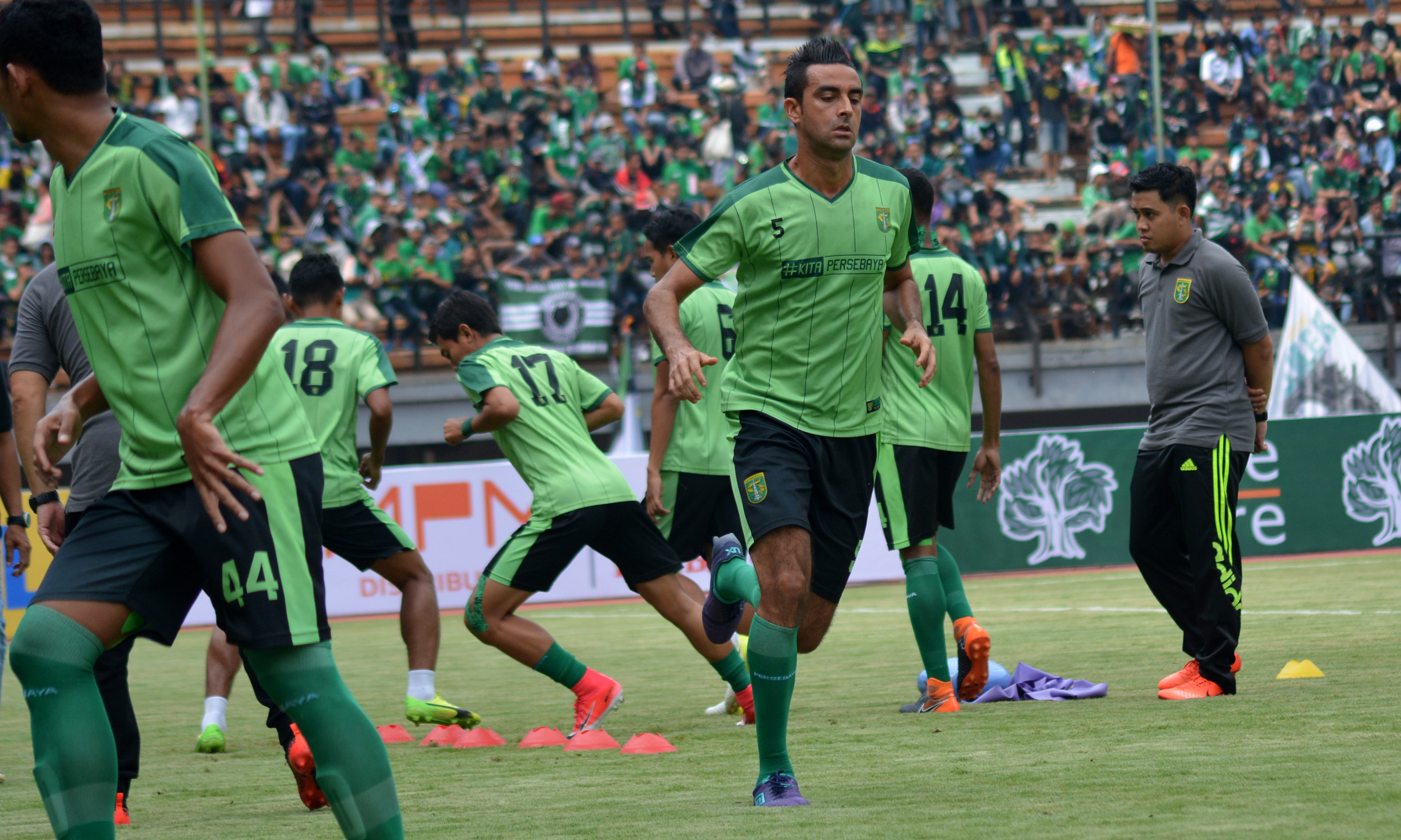 Pemain Persebaya, Otavio Dutra (kanan) yang kini tengah menjalani proses penyembuhan cedera lutut usai pertandingan lawan Barito Putera. (foto: hrs/ngopibareng)