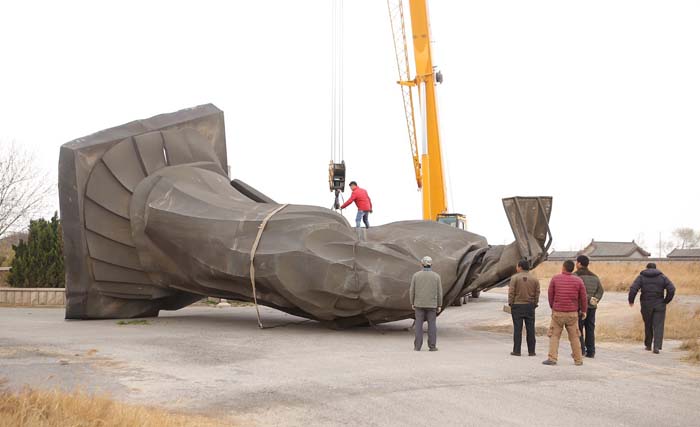 Patung raksasa kaisar pertama Tiongkok Qin Shi Huang di provinsi Shandong timur  diangkat dengan crane setelah tumbang hari Senin 9 April kemarin.  (foto: shanghaiist.com)