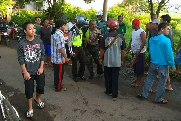 Begal yang menyamar menjadi polisi. (Foto: Facebook)