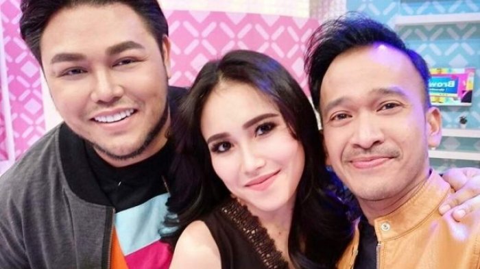 Ivan Gunawan, Ayu Ting Ting dan Ruben Onsu pembawa acara 'Brownis Tonight' Tran Tv.