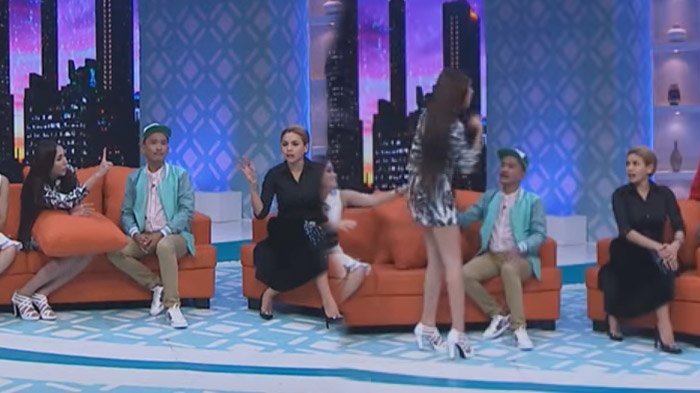 Lucinta Luna dan Nikita Mirzani ketika menjadi bintang tamu Brownis Tonight.