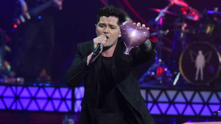 Vokalis band The Script, Danny O'Donoghue ketika bernyanyi di Road to Grand Final Indonesian Idol.