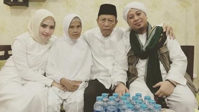 Opick bersama Yulia Mochamad dan kedua orangtuanya. foto:instagram Yuliast Mochamad.