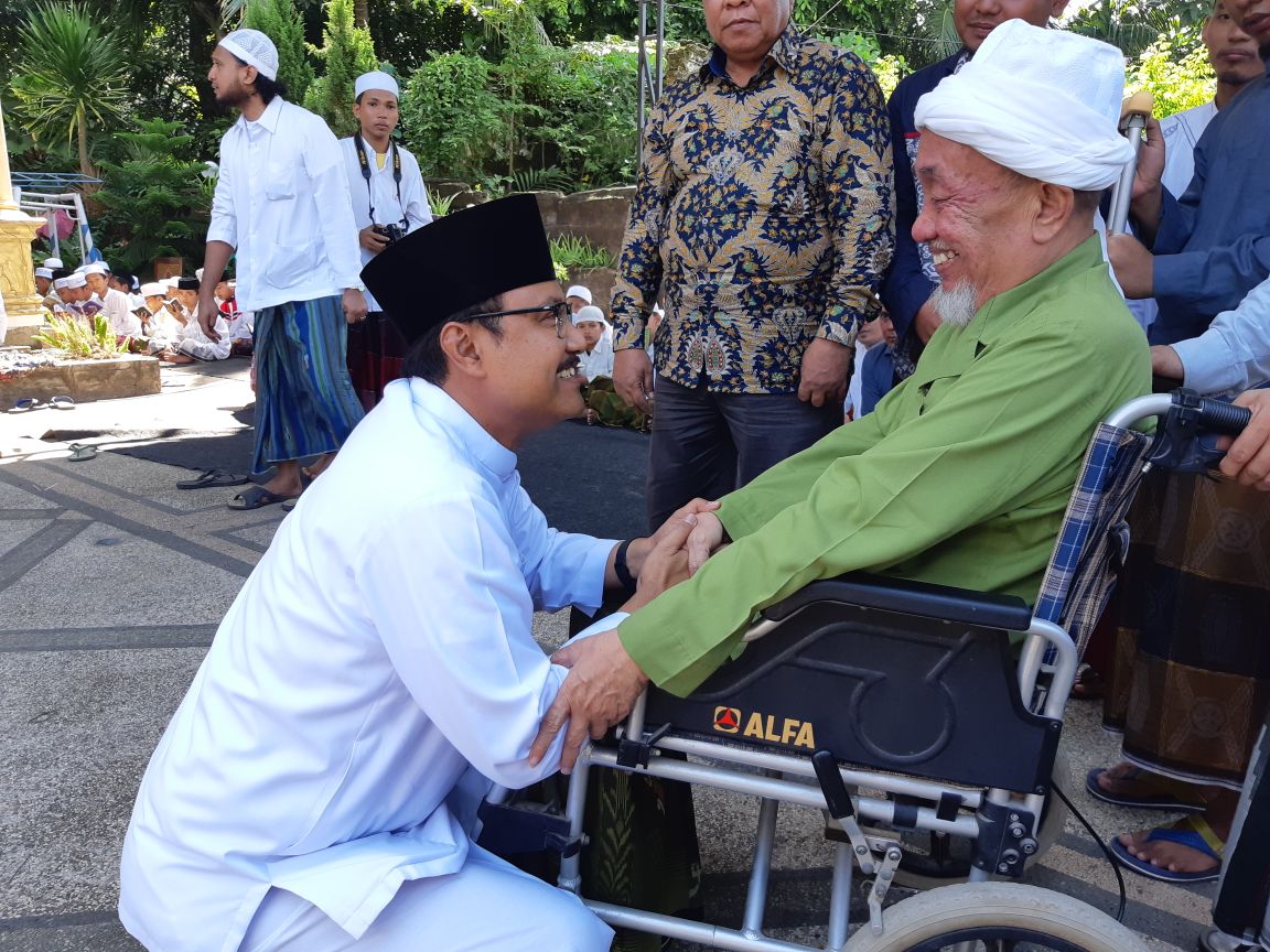Gus Ipul, bersama KH Zubair Muntashor, ulama sepuh Madura, saat takziah menjelang pemakaman Ra Lilur. (foto: ngopibareng.id)
