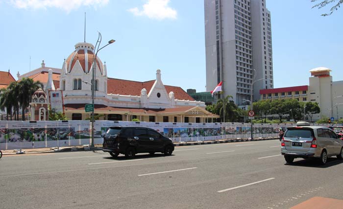 Komplek Balai Pemuda terasa kering kerontang. Pohon-pohon  ditebang lantas ditutup pagar seng untuk proyek yang tak ada habisnya di Balai Pemuda (foto; ngopibareng/m. anis)