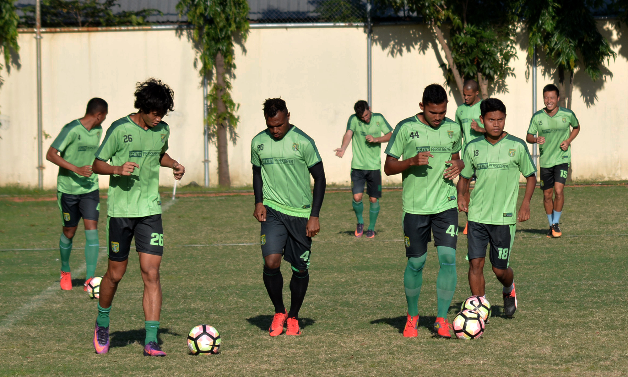 Para Pemain Persebaya saat jalani latihan sebelum bertanding melawan PS TIRA. (foto: hrs/ngopibareng)