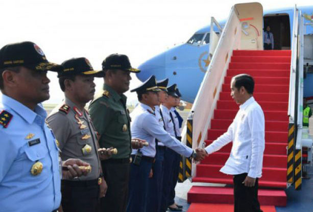 Presiden Joko Widodo dan Ibu Negara Iriana Joko Widodo bertolak ke Jayapura pada Rabu 11 April 2018. Presiden akan menyerahkan sertifikat tanah untuk rakyat dan meninjau Pasar Mama Mama di Kota Jayapura serta melanjutkan kunjungan ke Kabupaten Asmat. (Foto: Sekretariat Presiden)