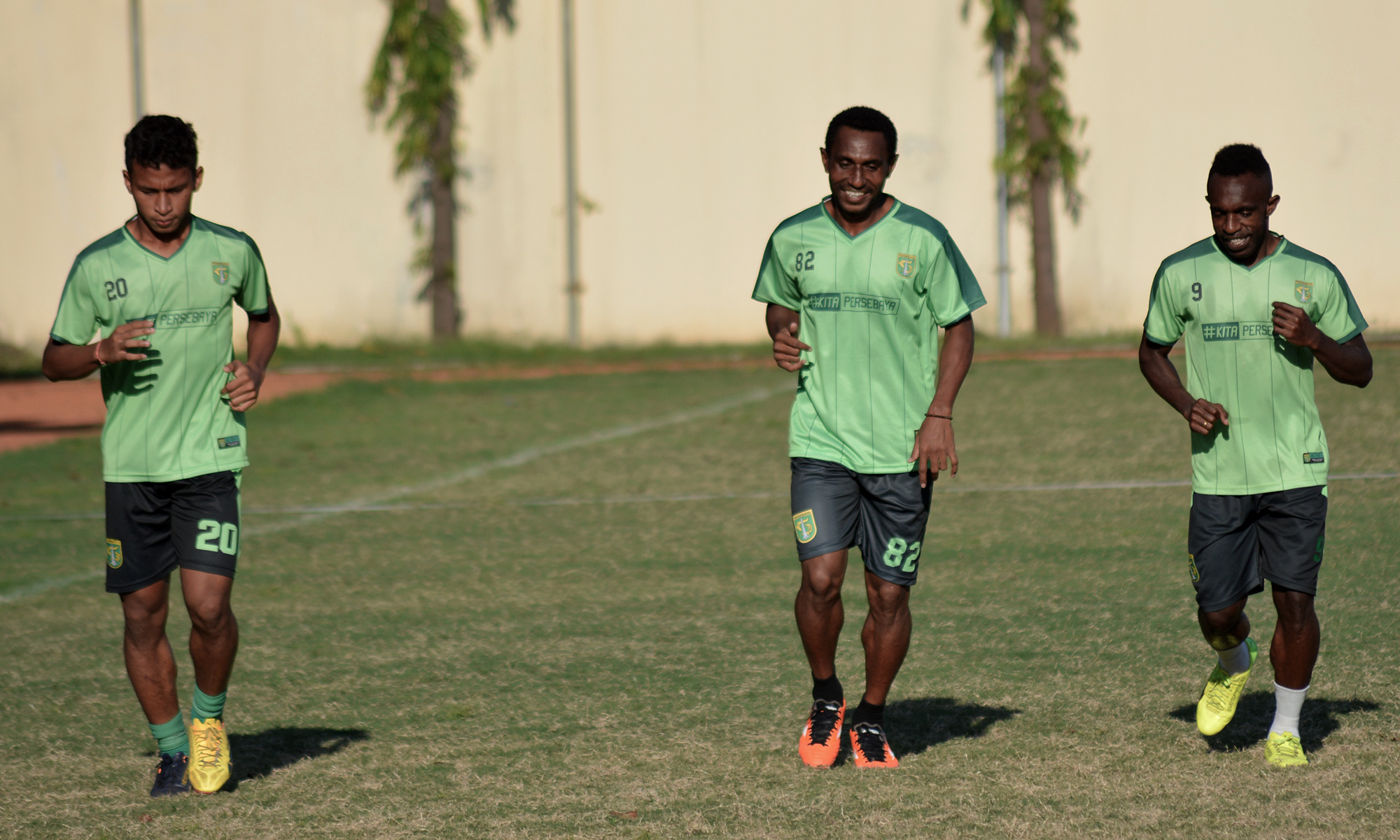 Pemain Persebaya, Izaac Wanggai (tengah) saat ini tengah disiapkan untuk menggantikan peran Otavio Dutra di lini pertahanan Persebaya. (foto: hrs/ngopibareng)