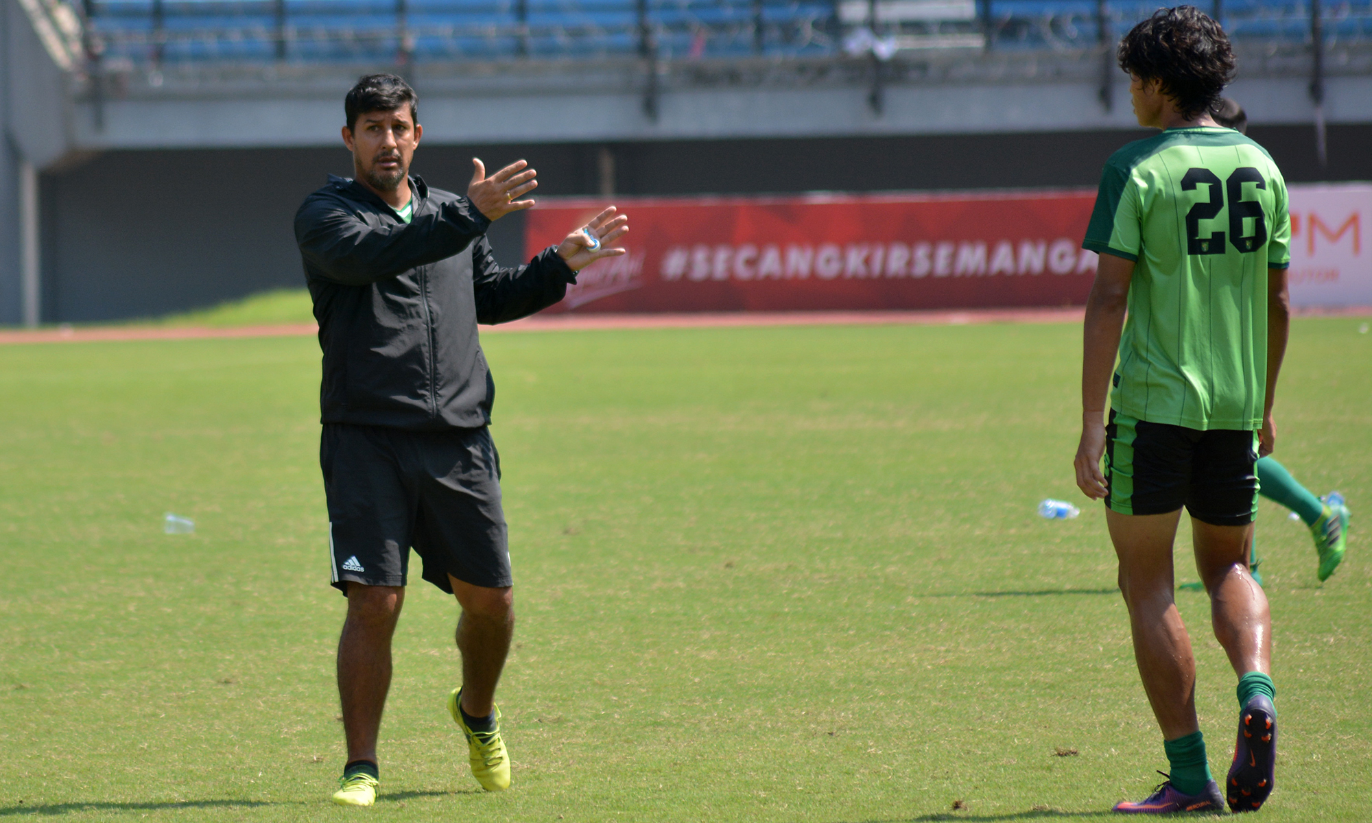 Pelatih Persebaya, Angel Alfredo Vera optimis mampu curi poin di kandang PS TIRA. (foto: hrs/gopibareng)