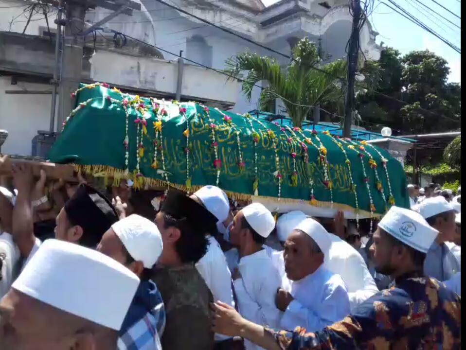 Para santri berebut mengangkat jenazah Kiai Kholilurrahman ke pemakaman.