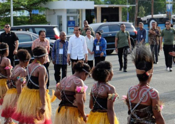 Presiden Joko Widodo menyerahkan 3.331 sertifikat tanah kepada masyarakat di Jayapura. Papua pada Rabu 11 April 2018 