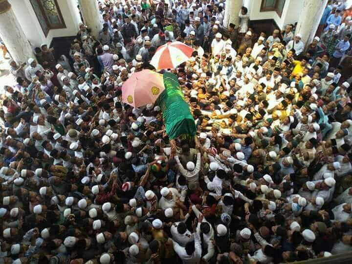 Ribuan warga Madura, menghadiri pemakaman KH. Kholilurrahman (Ra Lilur), di Desa Martajasah, Kecamatan Kota, Kabupaten Bangkalan, Jawa Timur, Rabu, 11 April 2018 siang. (Foto: Aschool)