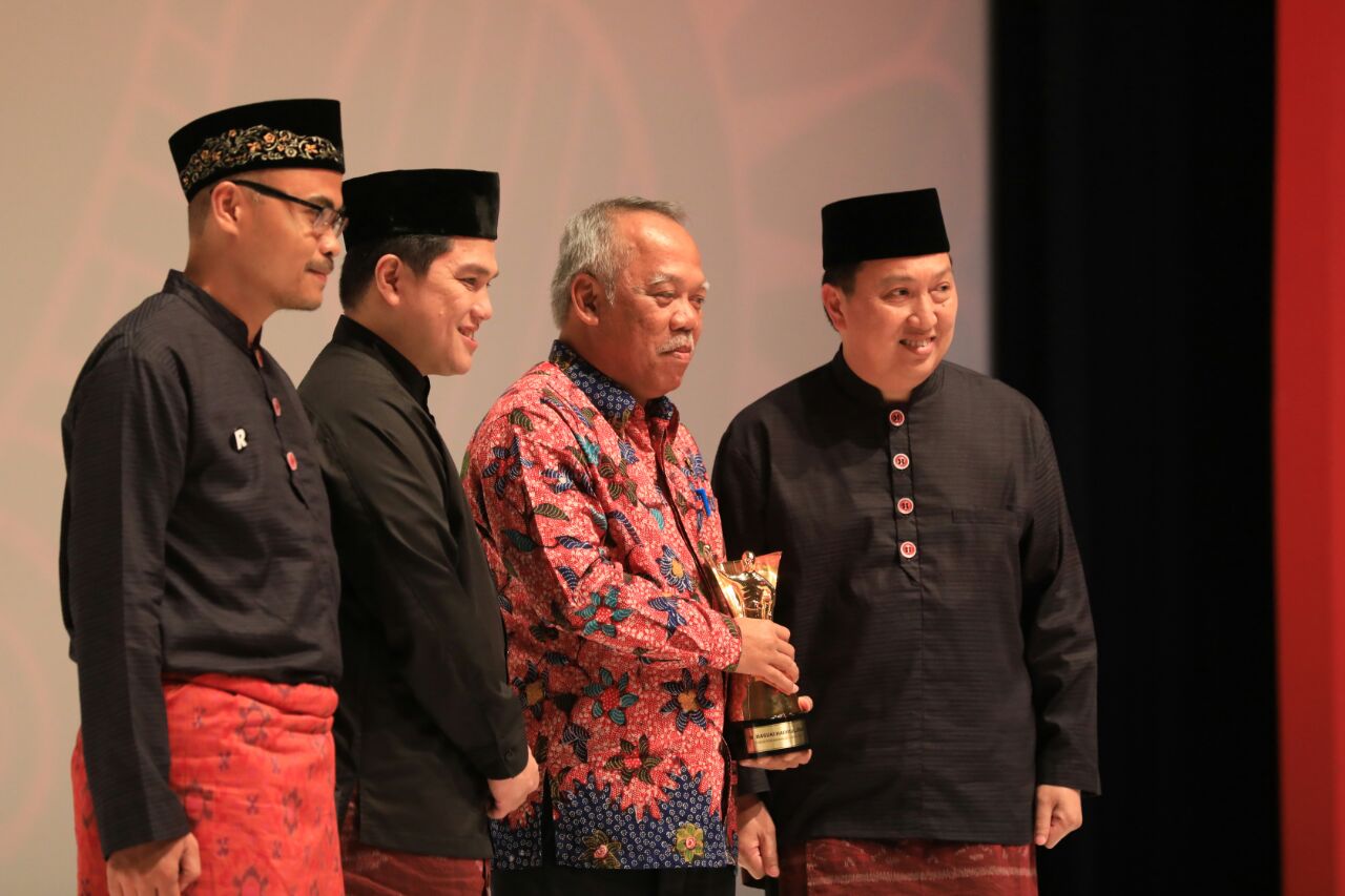 Menteri Pekerjaan Umum dan Perumahan Rakyat (PUPR) Basuki Hadimuljono menerima penganugerahan sebagai salah satu dari lima Tokoh Perubahan 2017 dari Harian Republika, di Ballroom Djakarta Theater, Selasa, 10 April 2018 malam. (Foto: Ist)