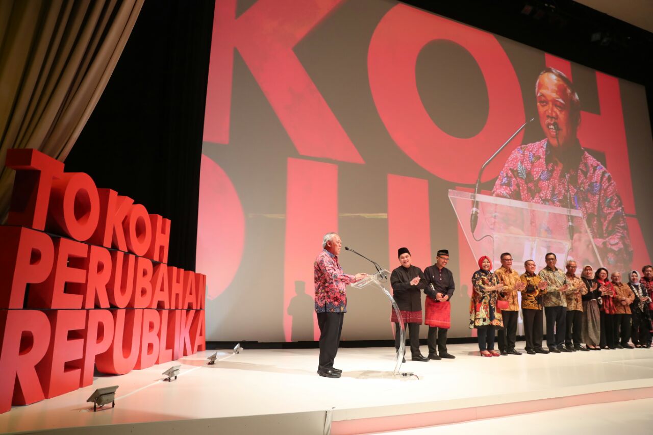 Menteri Pekerjaan Umum dan Perumahan Rakyat (PUPR) Basuki Hadimuljono menerima penganugerahan sebagai salah satu dari lima Tokoh Perubahan 2017 dari Harian Republika, di Ballroom Djakarta Theater, Selasa, 10 April 2018 malam. (Foto: Ist)