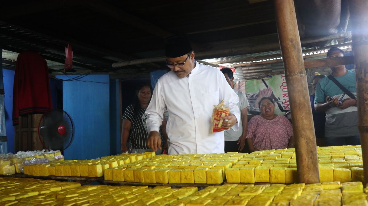 Gus Ipul mengunjungi sentra produsen tahu takwa khas Kediri yang ada di Kelurahan Tinalan, Kota Kediri, Rabu, 11 April 2018, sore. (Foto: ist)