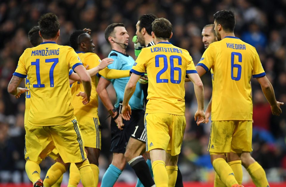 Penjaga gawang Juventus Buffon menyerang wasit yang memberikan hadiah penalti kepada Real Madrid di masa injury time. 