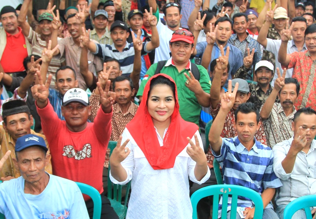 Calon Wakil Gubernur Jatim nomor urut 2, Puti Guntur saat berkunjung ke Kabupaten Madiun. (foto: Istimewa)