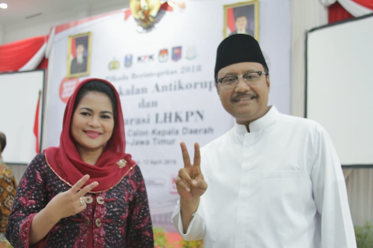 Paslon Gubernur dan Wakil Gubernur Jawa Timur nomor urut 2 usai Pembekalan Antikorupsi dan Deklarasi LHKPN Calon Kepala Daerah se-Jatim di Gedung Negara Grahadi di Surabaya, Kamis, 12 April 2018. (Foto: frd/ngopibarengid)