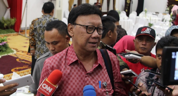 Menteri Dalam Negeri RI Tjahjo Kumolo, saat menghadiri Pembekalan Antikorupsi dan Deklarasi LHKPN paslon kepala daerah se-Jatim di Gedung Negara Grahadi di Surabaya, Kamis, 12 April 2018.