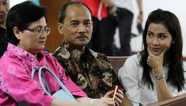 Nadia Mulya bersama kedua orangtuanya, Anne dan Budi Mulya. foto: temposelebriti.