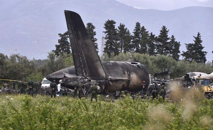 PPetugas pemadam kebakaran dan tentara sedang mencari jenazah di lokasi kecelakaan pesawat militer  di dekat pangkalan militer Boufarik dekat ibukota Aljazair.  (foto: alg24)