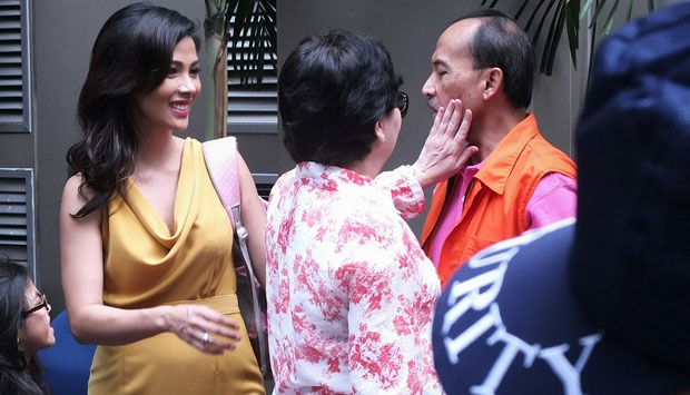 Nadia Mulya bersama sang ibu, Anne menjenguk Budi Mulya di Lapas Klas 1 Sukamiskin, Bandung. foto: nasionaltempo.co.