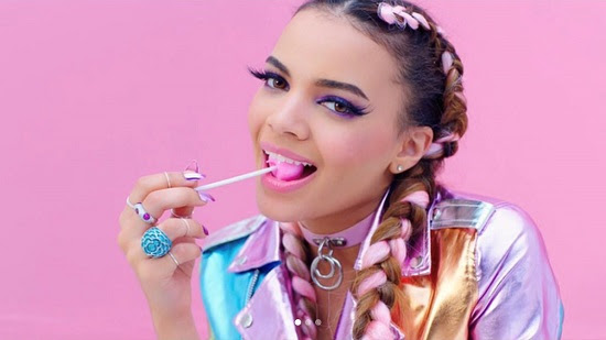 penampilan Lislie Grace dengan nuansa pink. 