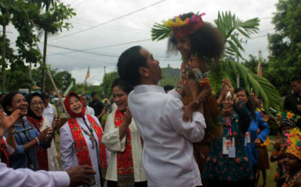 Presiden Joko Widodo menggendong salah satu anak PAUD TK Theresia di Kota Sorong, Papua Barat, Jumat, 13 April 2018). Dalam rangkaian kerjanya di wilayah Papua Barat, Presiden Joko Widodo bersama Ibu Negara Iriana Joko Widodo bermain dan bernyanyi bersama anak-anak PAUD dan TK sebagai bentuk dukungan pentingnya pendidikan sejak usia dini. (Foto: Antara)