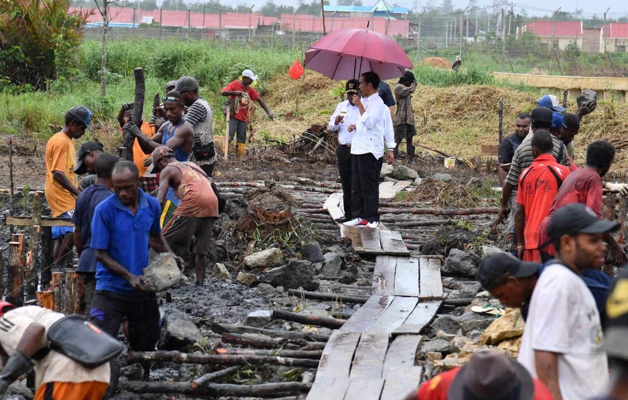 Presiden saat meninjau pelaksanaan program padat karya tunai berupa pembangunan jalan lingkungan di Kampung Kokoda, Kelurahan Klasabi, Distrik Sorong Manoi, Kota Sorong, Jumat, 13 April 2018. (Foto: Biro Pers Setpres)