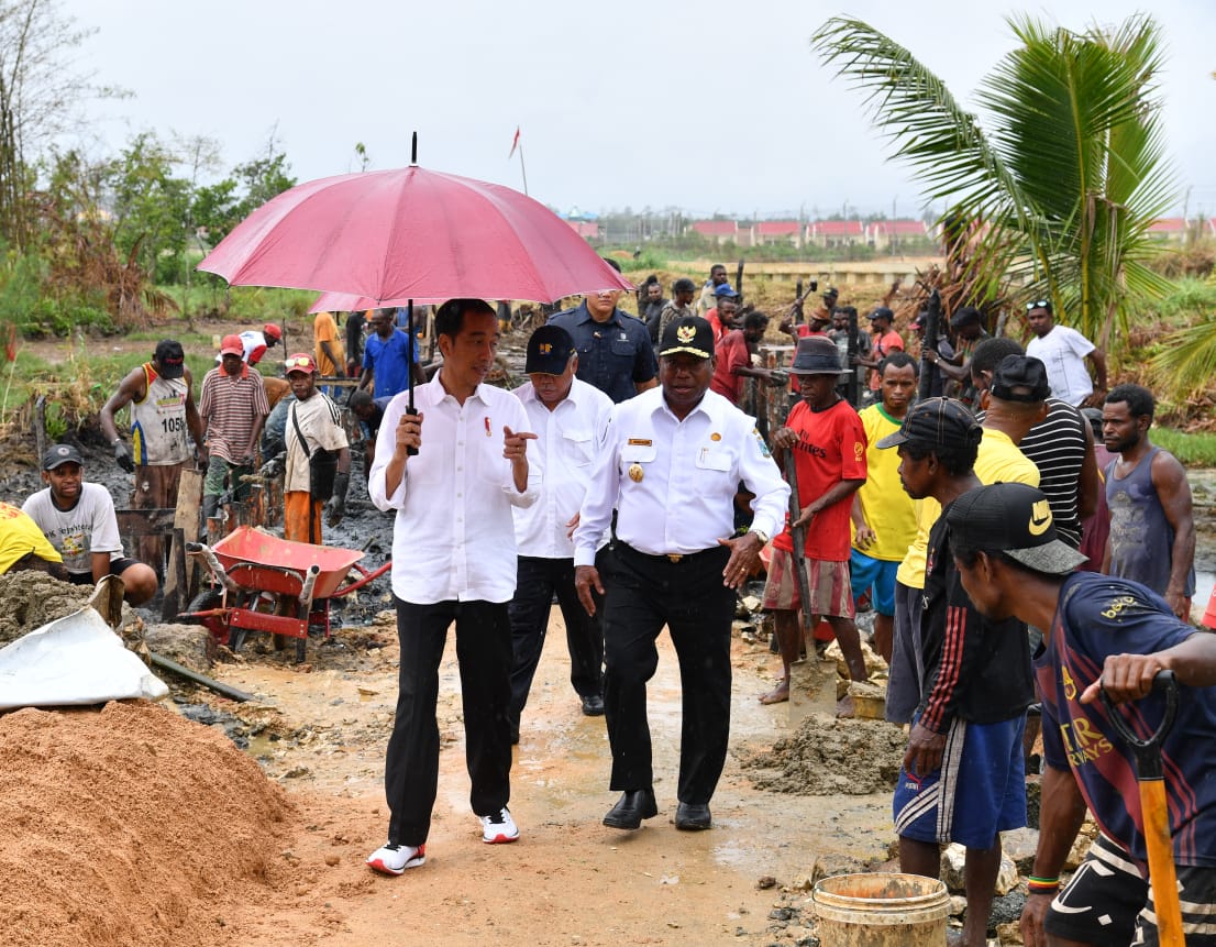 Presiden saat meninjau pelaksanaan program padat karya tunai berupa pembangunan jalan lingkungan di Kampung Kokoda, Kelurahan Klasabi, Distrik Sorong Manoi, Kota Sorong, Jumat, 13 April 2018. (Foto: Biro Pers Setpres)