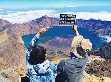 Sensasi berada di puncak Rinjani. foto:phinemo.com