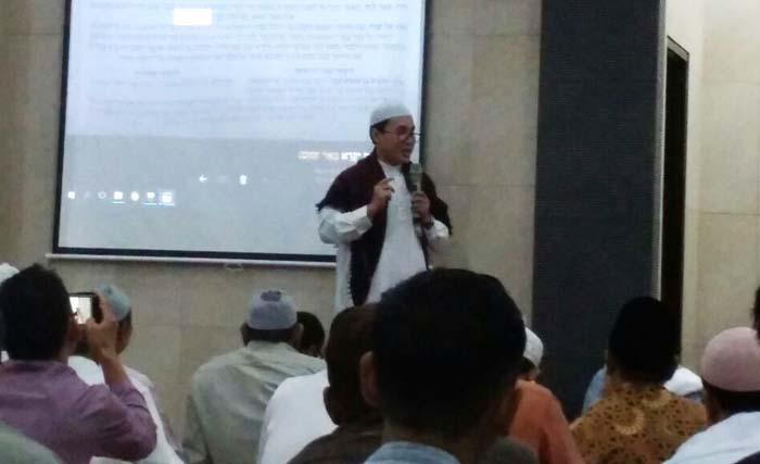 Ustad Manachem Ali pada pengajian di Masjid Al Millah Sidoarjo hari Sabtu 14 April 2018. (foto: ngopibareng/a. hudiono)