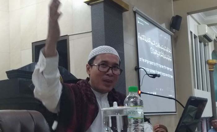 Ustad Manachem Ali pada pengajian di Masjid Al Millah Sidoarjo hari Sabtu 14 April 2018. (foto: ngopibareng/a. hudiono)